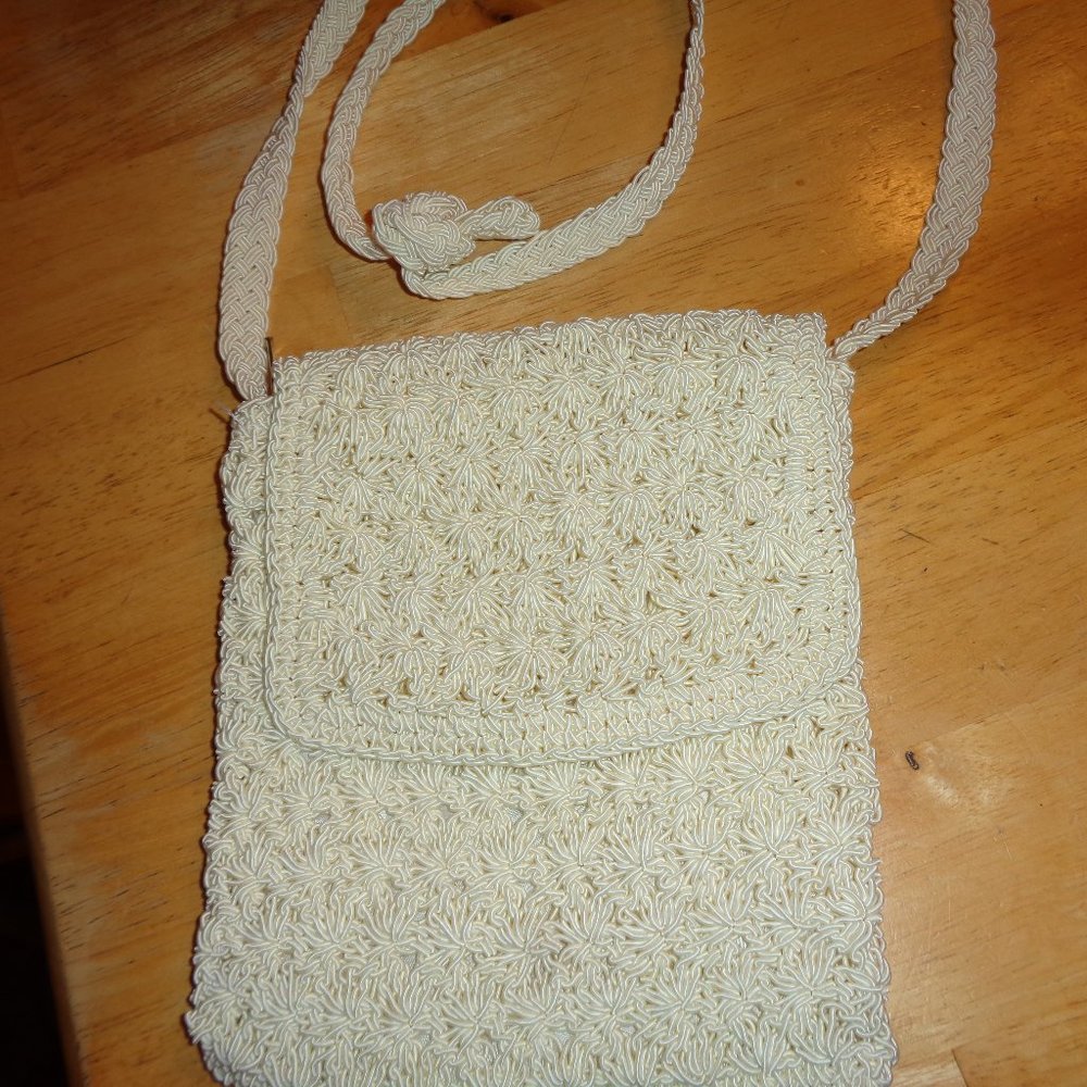 VINTAGE WOMAN'S HANDMADE CROCHET IVORY PURSE WITH SHOULDER STRAP